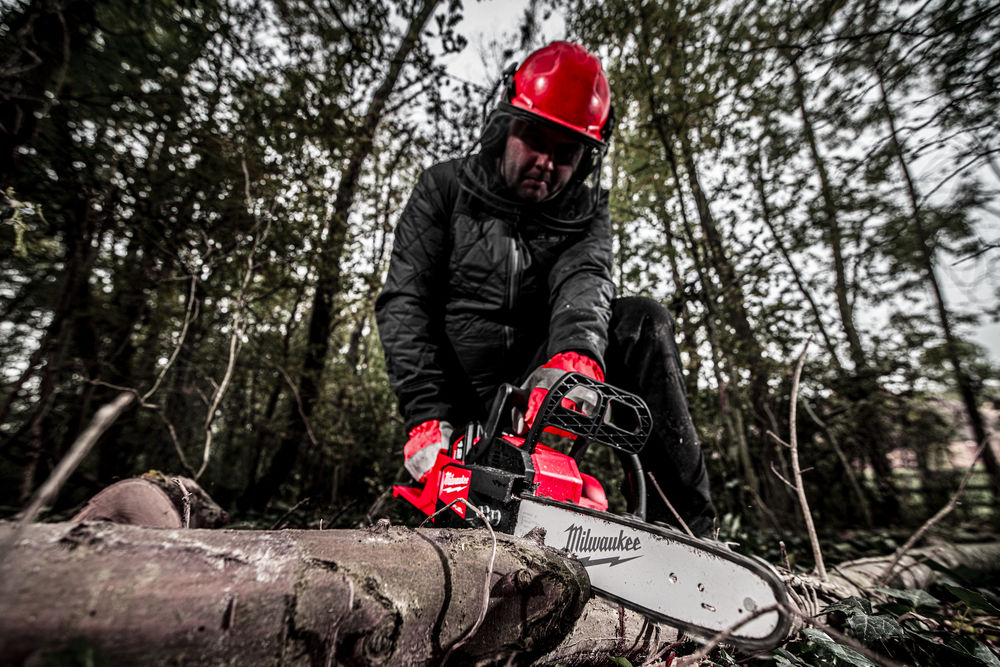 Piła do drewna łańcuchowa M18 FUEL FCHSC-121 prowadnica 30 cm Milwaukee z akumulatorem 12 Ah i ładowarką - obrazek 5